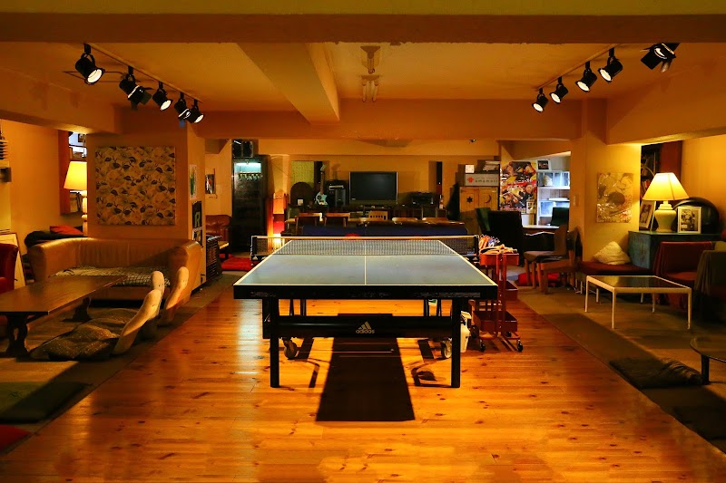 中目卓球ラウンジ 中目黒本室 目黒区上目黒１丁目３−１３ ラインハウス ２Ｆ I LOVE PINGPONGの看板の奥の階段の2Fです
